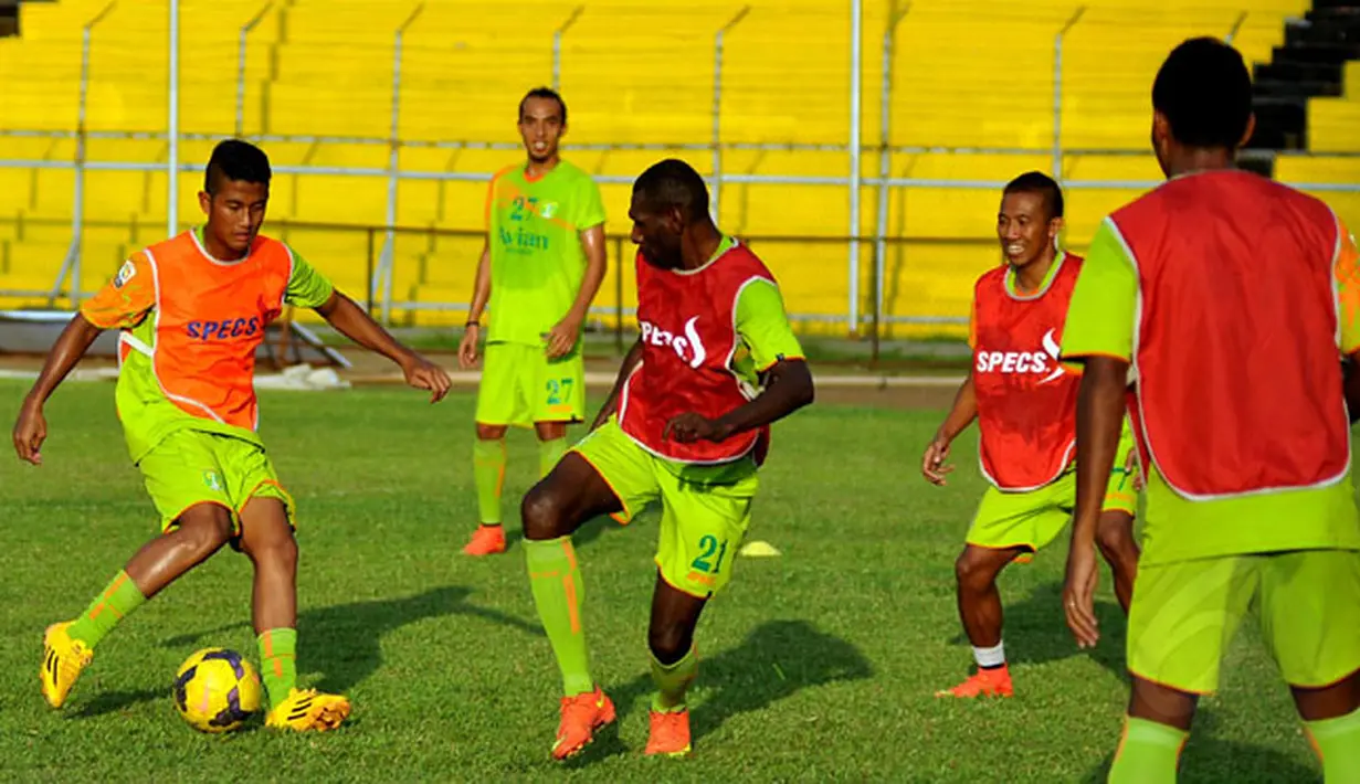Sejumlah pemain Persebaya Surabaya berlatih di Stadion H Agus Salim, Padang, Jumat (16/1/2015). Persebaya akan berhadapan dengan Semen Padang di laga perdana SCM Cup 2015 grup A.  (Liputan6.com/Johan Tallo)