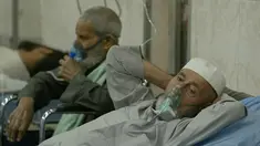 Seorang pria dengan masalah pernapasan dirawat di rumah sakit saat badai pasir melanda Baghdad, Irak, Senin, 16 Mei 2022. Badai pasir yang melanda Irak mengirim sedikitnya 2.000 orang ke rumah sakit dengan masalah pernapasan dan menyebabkan penutupan bandara, sekolah dan umum kantor di seluruh negeri. (AP Photo/Hadi Mizban)