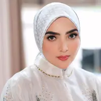 Ashanty tampil memukau dalam balutan tunik dan hijab yang elegan, dilengkapi dengan sentuhan aksesori mewah. [@ashanty_ash].