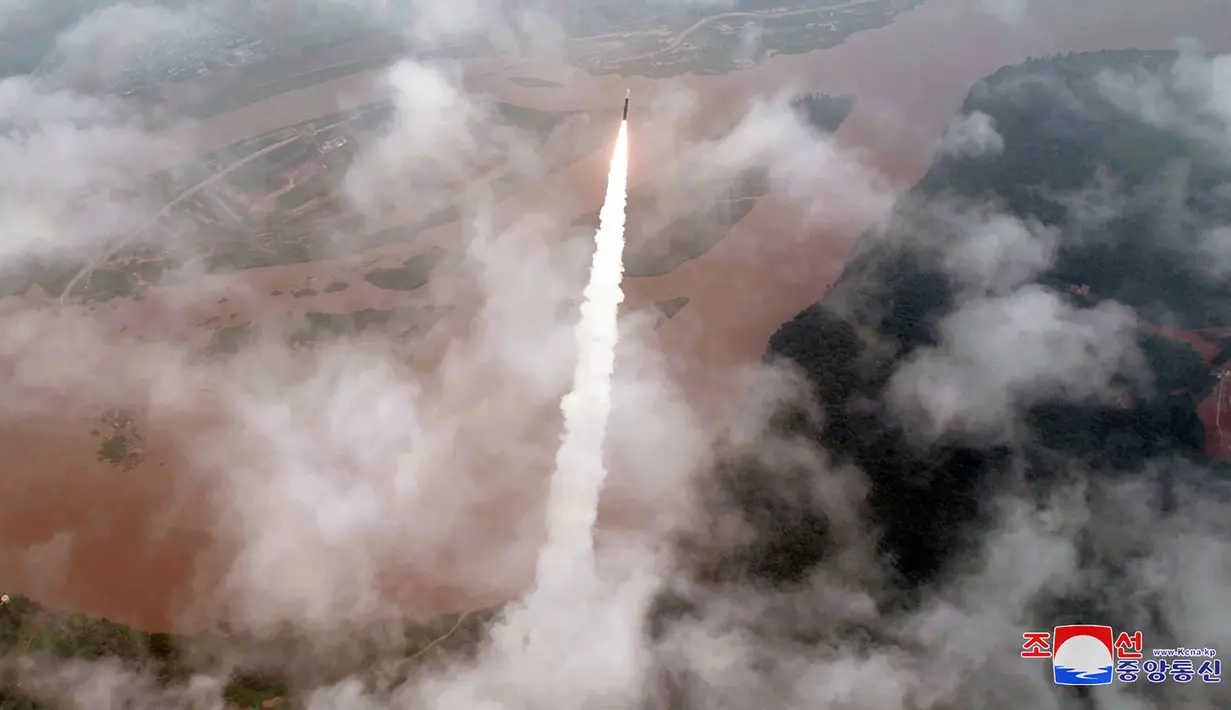 <p>Rudal balistik antarbenua Hwasong-18 diluncurkan dari lokasi yang dirahasiakan di Korea Utara. (KCNA VIA KNS / AFP)</p>