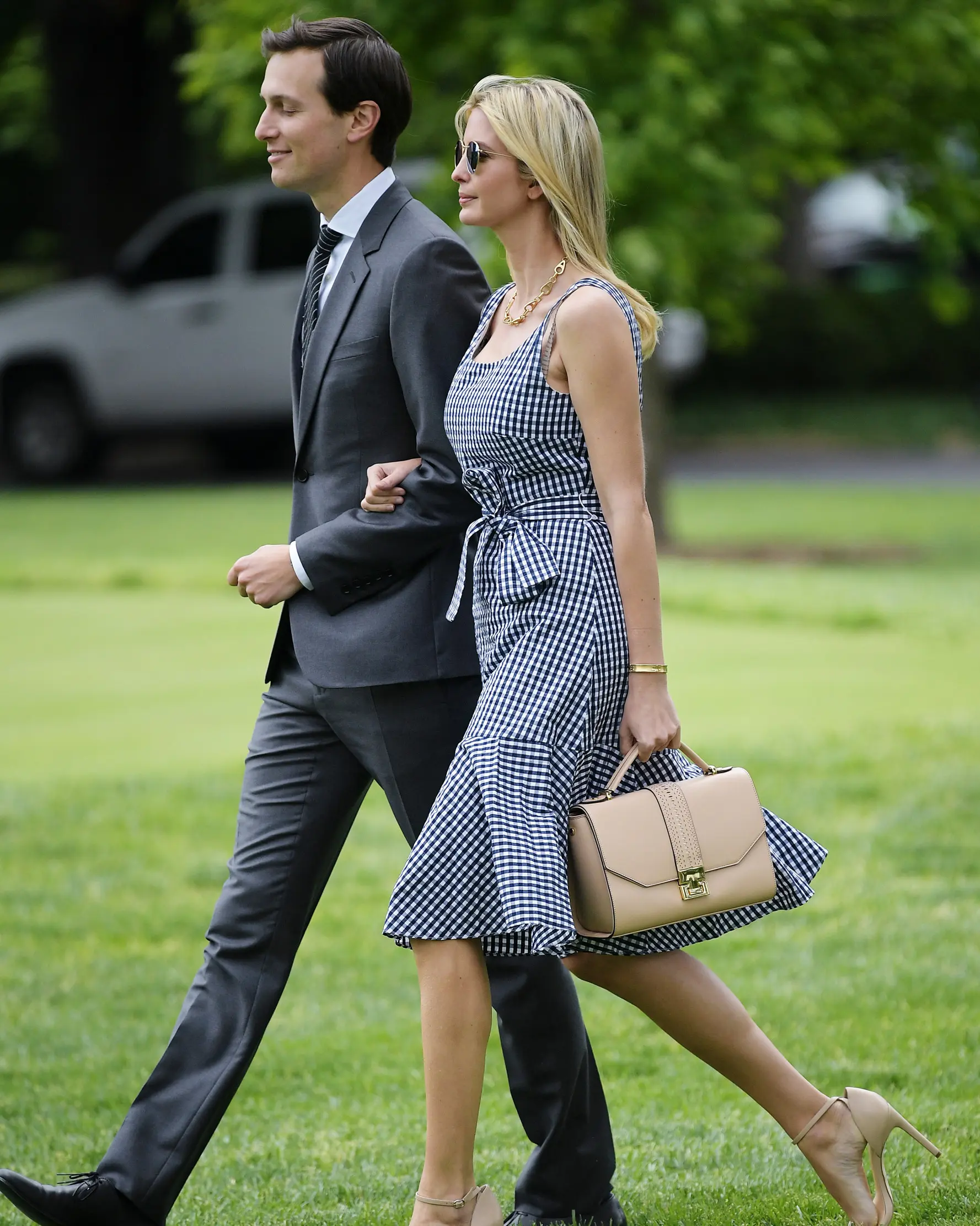 Ivanka Trump bersama sang suami berjalan menuju Marine One di Gedung Putih di Washington, DC (4/5). Mengenakan Dress kotak-kotak dengan kaca mata hitam Ivanka tampil mempesona. (AFP Photo/Mandel Ngan)