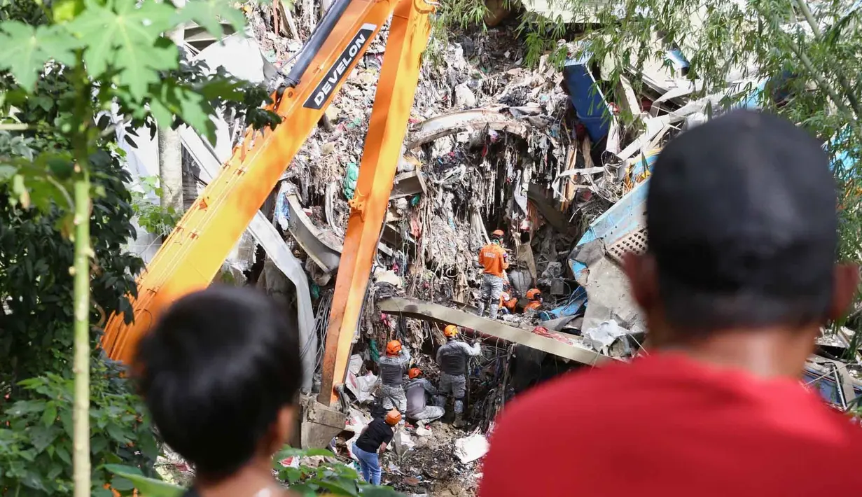 Hingga kini, penyebab pasti runtuhnya tumpukan sampah masih belum dapat dipastikan. Tampak dalam foto, kerabat dan anggota keluarga menyaksikan tim penyelamat melanjutkan operasi di fasilitas pemilahan sampah yang runtuh di Binaliw, kota Cebu, Filipina tengah pada hari Sabtu, 10 Januari 2026. (AP Photo/Jacqueline Hernandez)