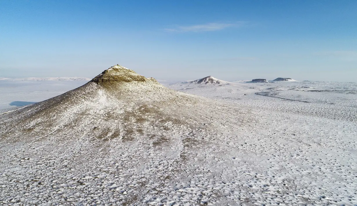 Foto dari udara yang diabadikan pada 28 November 2020 ini menunjukkan pemandangan gunung berapi yang berselimut salju di Ulanqab, Daerah Otonom Mongolia Dalam, China utara. (Xinhua/Wang Zheng)