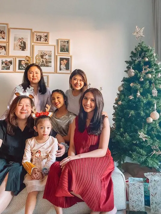 Tak ketinggalan, Acha Sinaga tampil kompak bersama keluarganya berbalut dress (Instagram/achasinaga).
