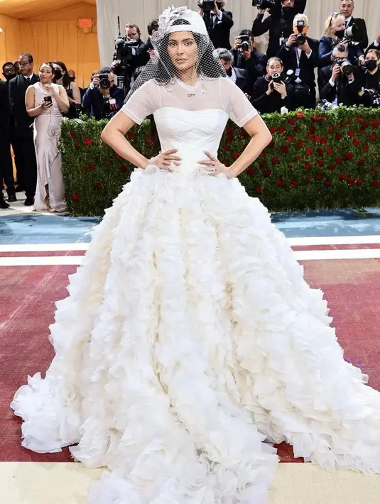 <p>Kylie Jenner menambah daftar seleb dengan pakaian terburuk di Met Gala 2022. Bintang reality show ini mengenakan dress ruffle putih yang dipadukan dengan topi baseball, lebih cocok untuk pernikahan. (Instagram/metgalaofficial).</p>