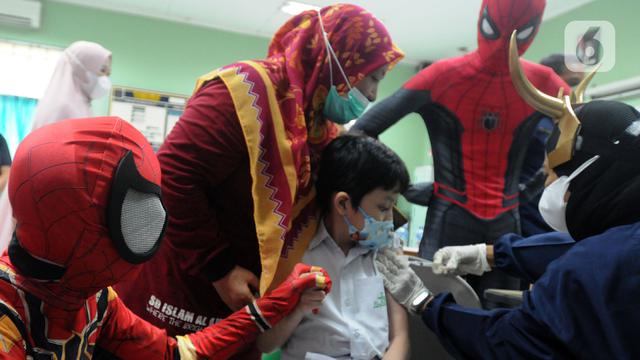 FOTO: Spiderman Dampingi Murid SD Disuntik Vaksin COVID-19