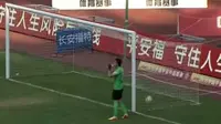 Sedang Minum Air, Gawang Kiper Tim Tiongkok Ini Dibobol Lawan