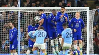 Winger Manchester City Riyad Mahrez menjebol gawang Chelsea di babak ketiga Piala Liga Inggris atau Carabao Cup 2022/2023 (AFP)