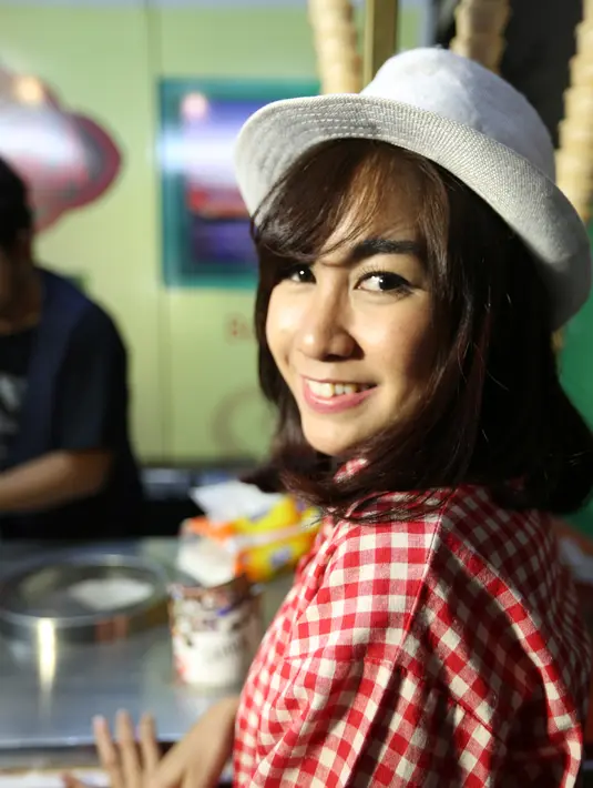 Anisa Rahma menyukai bakpia karena rasanya yang manis dan gurih. (Nizar Zulmi/Bintang.com)