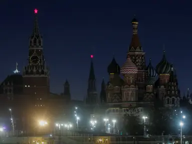 Penampakan Kremlin saat lampu-lampu dimatikan selama Earth Hour di Moskow, Rusia, Sabtu (30/3). (REUTERS/Maxim Shemetov)