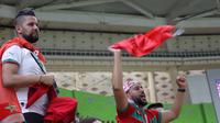 Fans Maroko merayakan sukses tim mengalahkan Belgia di ajang Piala Dunia 2022 Qatar. (Hendry Wibowo/Bola.com)