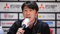 Pelatih Timnas Indonesia, Shin Tae-yong memberikan keterangan saat konferensi pers mengelang laga semifinal Piala AFF 2022 antara Timnas Indonesia melawan Timnas Vietnam yang berlangsung di Stadion Utama Gelora Bung Karno (SUGBK), Jakarta, Kamis (05/01/2023). (Bola.com/Bagaskara Lazuardi)