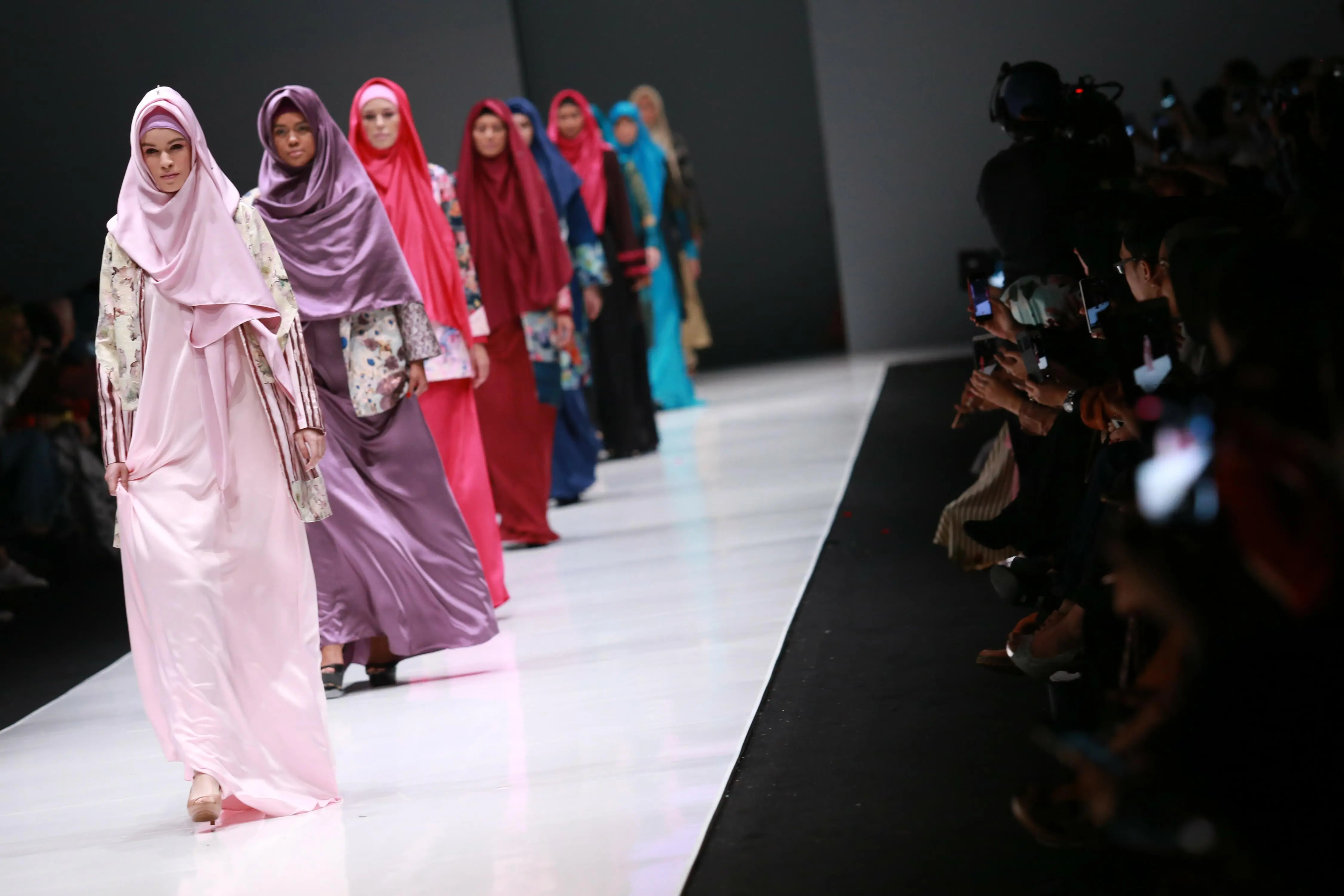 Beberapa hari setelah pulang dari Jerman, Oki ia mengenalkan busana alternatif bagi para muslimah. 15 koleksi dengan tema coat dipamerkan dalam acara Jakarta Fashion Week (JFW) 2017. (Adrian Putra/Bintang.com)