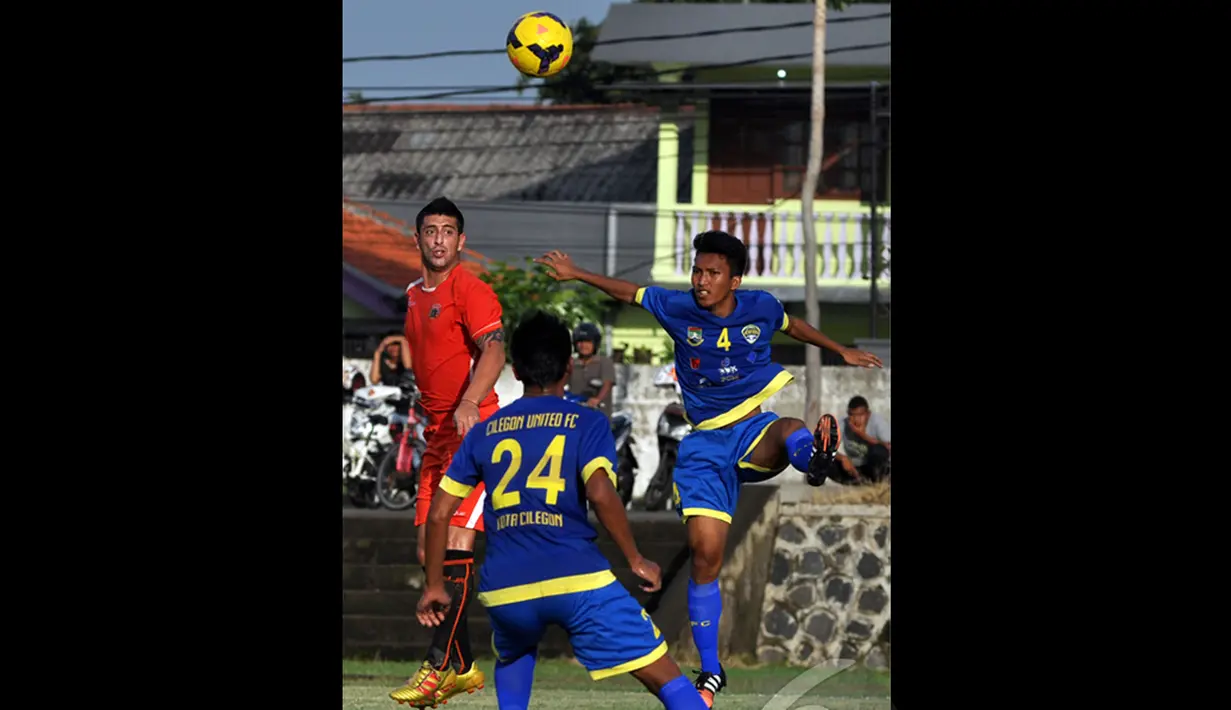 Pemain baru Persija, Alan Emanuel Aciar (kiri) ikut berlaga dalam uji coba melawan Cilegon United di lapangan Mako Brimob, Depok, Jawa Barat, Rabu (14/1/2015). (Liputan6.com/Miftahul Hayat)