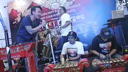 Band Rocket Rockers memainkan alat musik tradisional saat tampil dalam rilis album ke-6 di kawasan Tebet, Jakarta, Rabu (18/10). Album ke-6 Rocket Rockers berjudul Cheers From Rocket Rockers. (Liputan6.com/Herman Zakharia)