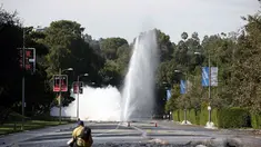 Sebuah pipa utama saluran air bawah tanah rusak di sekitar Sunset Boulevard di bagian Westwood, Los Angeles, (29/7/2014). (REUTERS/Danny Moloshok)