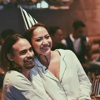 Suami dari penyanyi dan pemeran Bunga Citra Lestari, Ashraf Sinclair baru saja merayakan ulang tahun ke-38. Sebuah pesta kejutan diberikan dari sang istri untuk suaminya. (Instagram/teambcl)