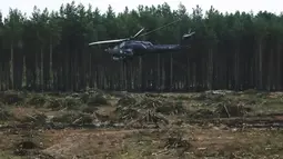 Helikopter Mi-28N yang diterbangkan oleh tim Berkuty (Golden Eagles) bermanuver dalam kompetisi penerbangan militer "Aviadarts" sebelum jatuh dan menewaskan satu dari dua orang pilot, di Dubrovichi, Rusia, Minggu (2/8/2015). (REUTERS/Maxim Shemetov)