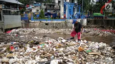 Petugas membersihkan sampah yang menyumbat Pintu Air Manggarai, Jakarta, Selasa (26/2). Meningkatnya debit air Sungai Ciliwung menyebabkan terjadi penumpukan sampah di Pintu Air Manggarai. (Liputan6.com/Faizal Fanani)
