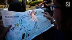Seorang pria membaca Surat kabar Malaysia, Metro Ahad, saat perhelatan  SEA Games 2017 di Kuala Lumpur, Minggu (20/8). Koran tersebutmemasang bendera Indonesia terbalik, yaitu putih di bagian atas dan bawah berwarna merah. (Liputan6.com/Faizal Fanani)