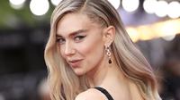 Aktris asal Inggris ini menyisir separuh rambut pirangnya ke belakang untuk memamerkan anting-anting berliannya.  (Vianney Le Caer/Invision/AP)