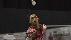 Pebulutangkis tunggal putra Indonesia, Jonatan Christie, berusaha mengembalikan bola saat latihan bersama Pelatnas Bulutangkis di Cipayung, Jakarta Timur, Kamis (7/1/2016). (Bola.com/Vitalis Yogi Trisna)