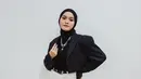 Pemenang Indonesian Idol 2023, Salma Salsabila kerap memperlihatkan sisi boyishnya lewat padu padan crop blazer, inner, dan high waisted pants. [Foto: IG/salmasalsabil12].