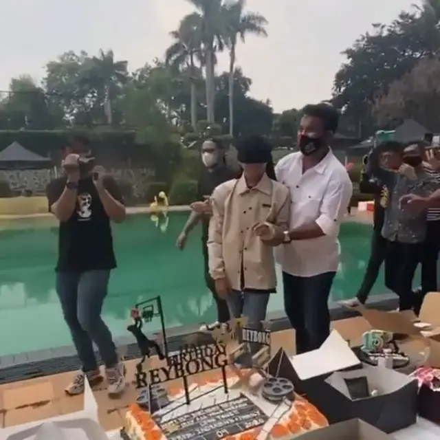 6 Momen Ulang Tahun Rey Bong, Dirayakan di Lokasi Syuting Dari Jendela SMP