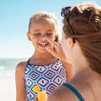 ilustrasi mengaplikasikan sunscreen/copyright shutterstock