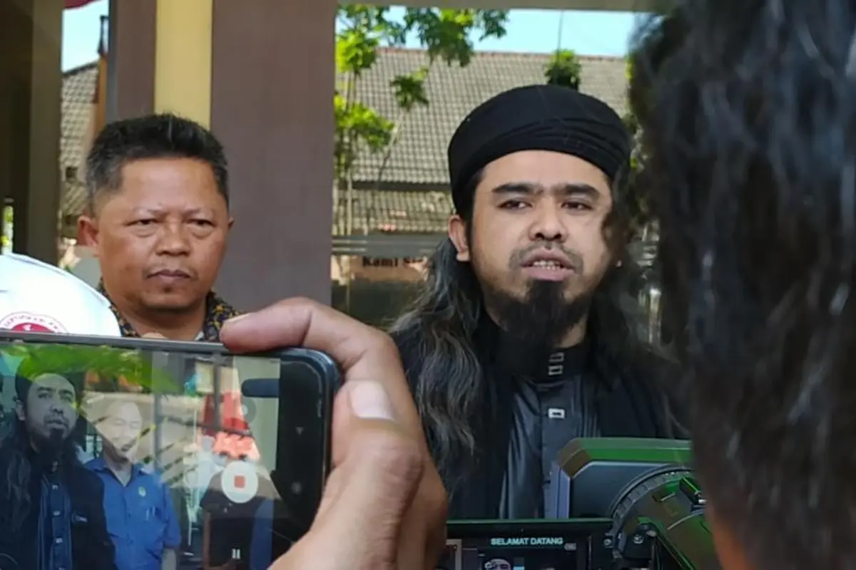 Gus Samsudin melaporkan pesulap merah ke Polda Jatim. (Dian Kurniawan/Liputan6.com)