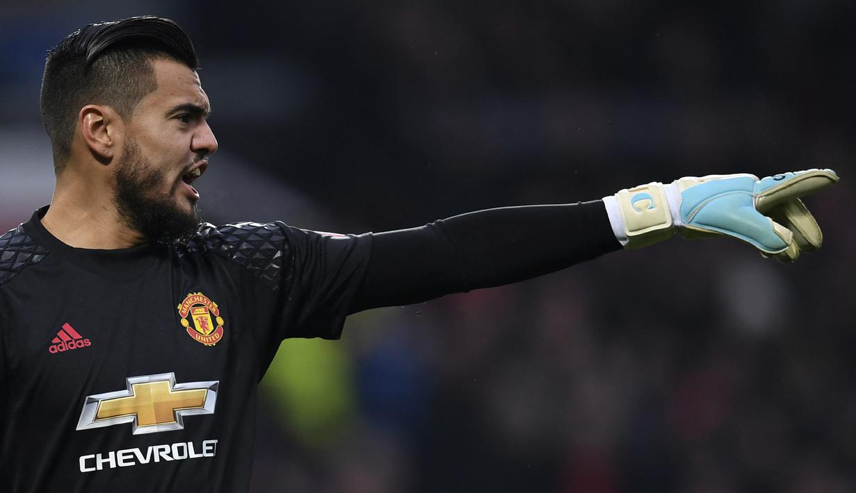 Sergio Romero. Kiper asal Argentina berusia 35 tahun yang baru saja bergabung dengan Boca Juniors pada awal musim 2022/2023 ini tercatat pernah berkiprah di Liga Inggris bersama Manchester United selama 6 musim mulai 2015/2016 hingga 2020/2021. Ia didatangkan MU dari Sampdoria dengan status bebas transfer dan hanya diplot sebagai pelapis David De Gea. Ia hanya tampil 7 kali di Liga Inggris bersama MU dan lebih banyak bermain di ajang kelas dua, seperti Piala Liga Inggris, Piala FA dan Liga Europa. (AFP/Paul Ellis)