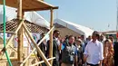 Presiden Jokowi memeriksa tempat penampungan air di pengungsian Rahkhine State, Kamp Jamtoli, Sub Distrik Ukhiya, Distrik Cox's Bazar, Bangladesh, Minggu (28/1). (Liputan6.com/Pool/Rusman Biro Pers Setpres)