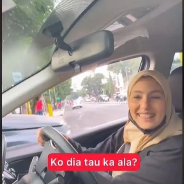 Pemilik Kue Kekinian Bagikan Makanannya pada Pak Ogah Pengatur Lalu Lintas