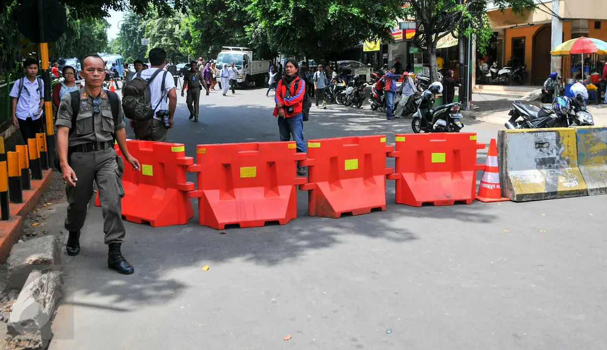 Dishubtrans DKI Jakarta melakukan uji coba penutupan persimpangan tak sebidang di bawah Flyover Tebet Jakarta, Kamis (7/4).  Perlintasan kereta api Stasiun Tebet ini ditutup menggunakan Movable Concrete Barrier (MCB) beton. (Liputan6.com/Yoppy Renato)