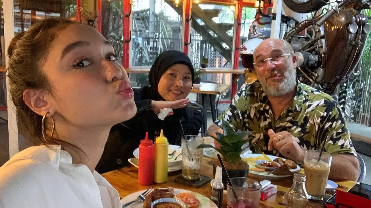 Jarang Tersorot, Ini 6 Potret Kebersamaan Yasmin Napper Bareng Ayah dan Ibunda