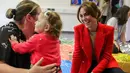 Masih dengan kuasanya merah namun lebih kasual, bisa mengenakan blazer merah dipadukan inner coklat dan celana panjang hitam seperti Kate Middleton. [@princeandprincessofwales]