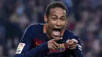 Striker Barcelona, Neymar, merayakan gol yang dicetaknya ke gawang Villarreal pada laga La Liga Spanyol di Stadion Camp Nou, Barcelona, Minggu (8/11/2015). (AFP/Josep Lago)