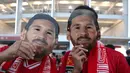 Dua suporter mengenakan topeng Lionel Messi berpose di depan fotografer sebelum laga FIFA Matchday antara Timnas Indonesia melawan Argentina di Satdion Utama Gelora Bung Karno (SUGBK), Senayan, Jakarta, Senin (19/06/2023). (Bola.com/Bagaskara Lazuardi)