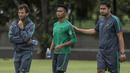 Pelatih Timnas Indonesia, Luis Milla, seusai berdiskusi dengan pemainnya, Bagas Adi, setelah latihan di Lapangan ABC Senayan, Jakarta, Jumat (19/1/2018). Pemusatan latihan ini dilakukan jelang Asian Games 2018. (Bola.com/Vitalis Yogi Trisna)