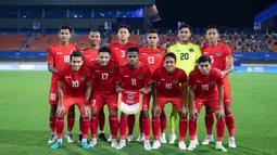 Pemain Timnas Indonesia U-24 berpose sebelum bertanding melawan Kirgistan dalam laga Grup F Asian Games 2022 yang digelar di Zhejiang Normal University East Stadium, Jinhua, Selasa (19/9/2023) malam WIB. (Dok. NOC Indonesia)