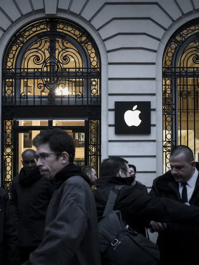 Karyawan Apple berdiri di luar toko Apple pada hari peluncuran iPhone X di Paris pada 3 November 2017. Philippe Lopez/AFP
