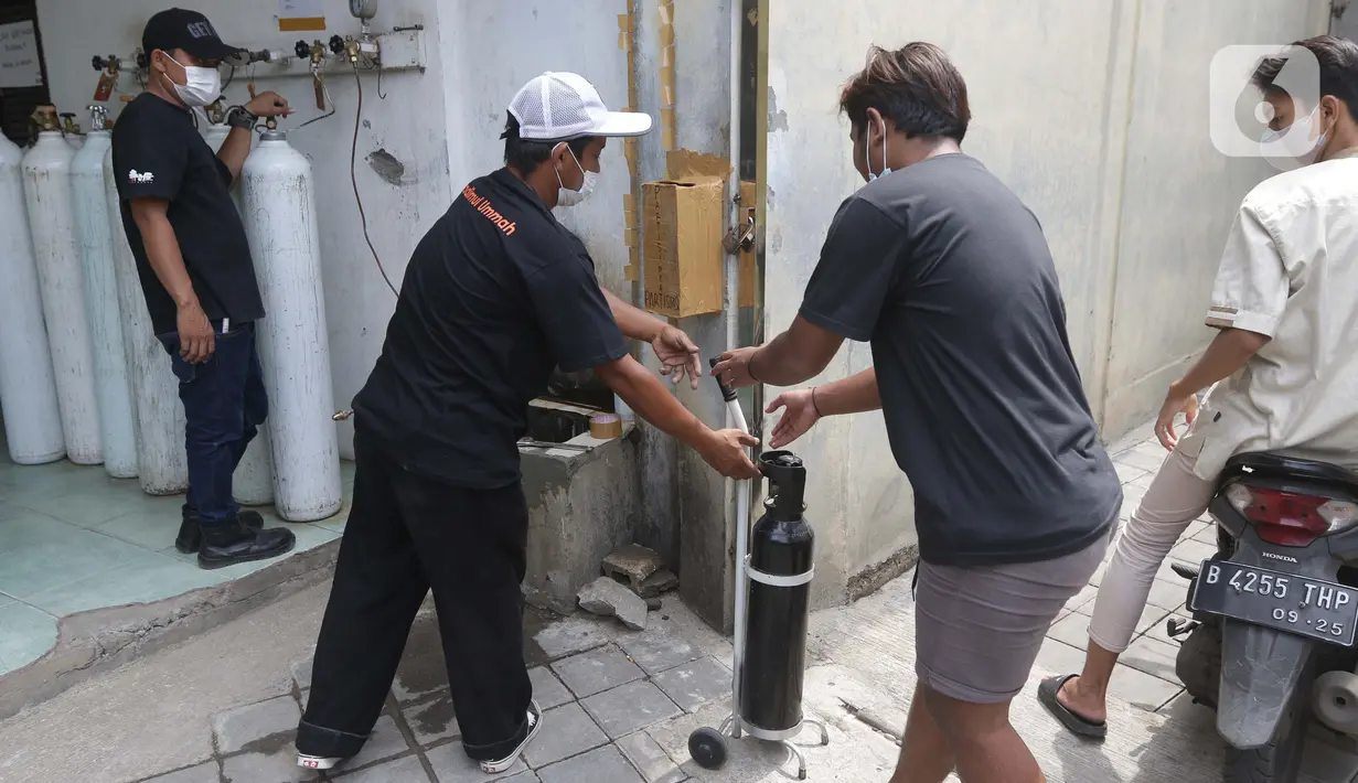 Warga usai pengisian ulang tabung oksigen di UD Berkah Oksigen, Kota Depok, Jawa Barat, Jumat (6/8/2021). Yayasan Khadimul Ummah Madani bekerjasama dengan UD Berkah Oksigen menyelenggarakan isi ulang tabung oksigen gratis setiap Jumat pukul 08.00-17.00 WIB. (Liputan6.com/Helmi Fithriansyah)