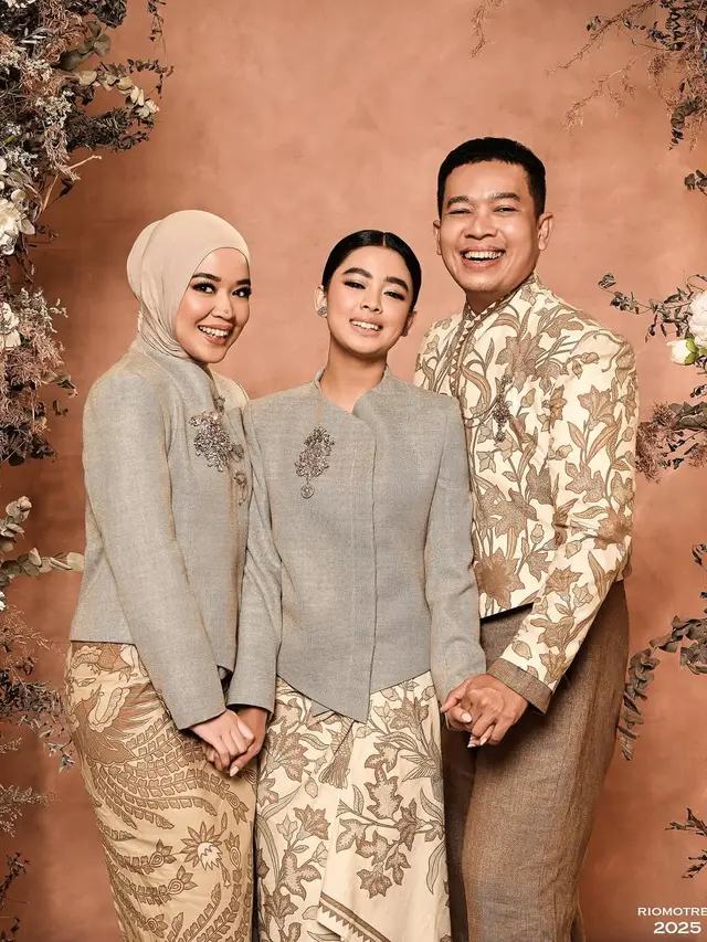 5 Detail Busana di Pemotretan Aqeela Calista dan Keluarga, Bergaya Klasik Jawa