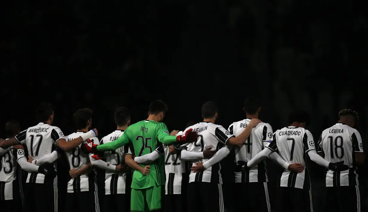 Para pemain Juventus mengheningkan cipta sebelum laga Liga Champions melawan Dinamo Zagreb untuk mengenang para pemain Chapecoense yang menjadi korban kecelakaan pesawat. Pada pertandingan ini Juve menang 2-0 atas Zagreb. (AFP/Marco Bertorello)
