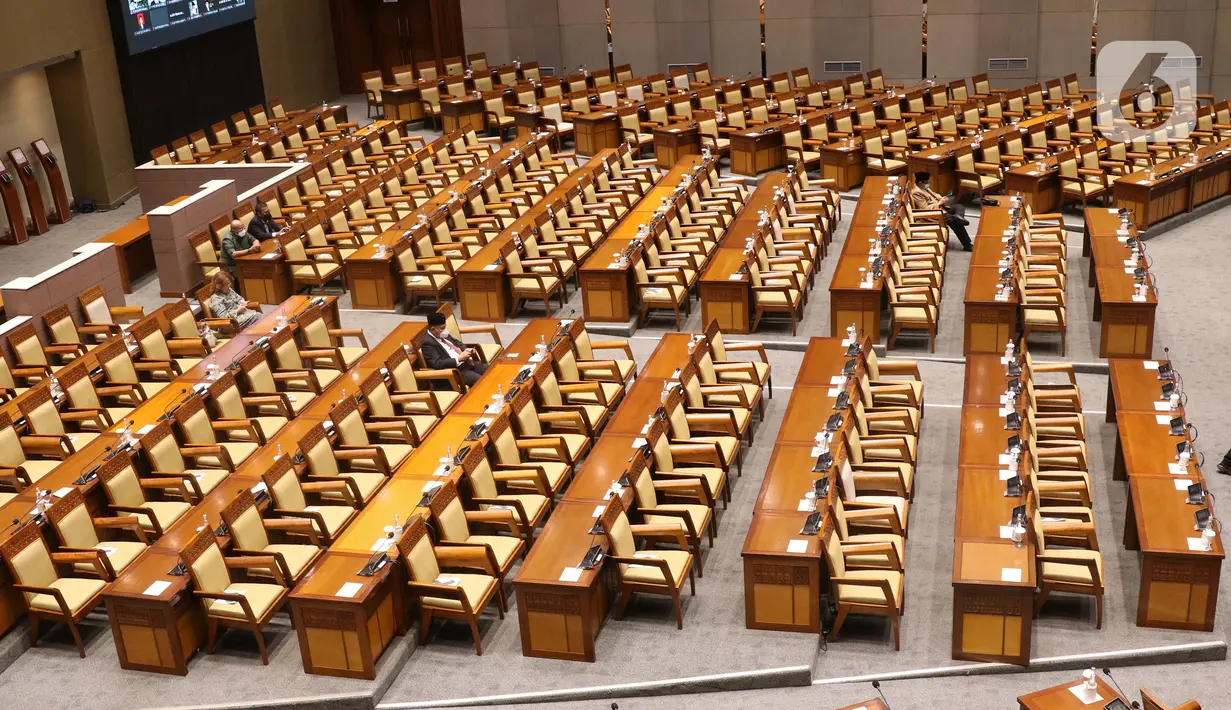 Suasana rapat paripurna ke-14 masa persidangan III tahun sidang 2021-2022 di Gedung Nusantara II, Jakarta, Selasa (8/2/2022). Salah satu di antaranya laporan Komisi I atas penjualan barang milik negara berupa eks KRI Teluk Mandar 514 dan KRI Teluk Penyu 513. (Liputan6.com/Angga Yuniar)