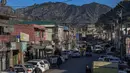 Suasana pasar senjata swasta terbesar Pakistan di Kota Darra Adamkhel, Pakistan, 14 Desember 2022. Pasar gelap senjata di Kota Darra Adamkhel dipenuhi dengan senapan Amerika palsu, replika revolver, dan AK-47 palsu. (Abdul MAJEED/AFP)