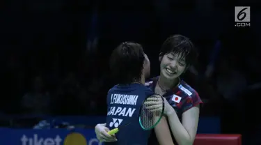 Ganda putri Jepang, Yuki Fukushima/Sayaka Hirota berpelukan usai mengalahkan Mayu Matsumoto/Wakana Nagahara di Final Indonesia Open 2018 di Istora GBK, Jakarta, Minggu (8/7). Yuki/Sayaka menang 21-14, 16-21, 21-14. (Liputan6.com/Helmi Fithriansyah)