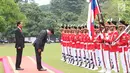 Presiden Joko Widodo (Jokowi)  mendampingi PM Republik Demokratik Rakyat, Laos Thongloun Sisoulith memberikan salam kepada pasukan kehormatan pada upacara kenegaraan di Istana Kepresidenan Bogor, Jawa Barat, Kamis (12/10). (Liputan6.com/Angga Yuniar)