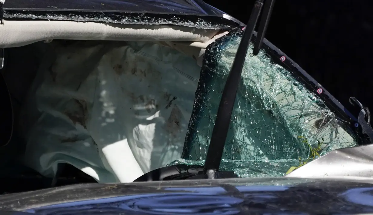 Petugas penyelamat harus mengeluarkan Woods dari mobil melalui bagian kaca depan mobil SUV miliknya. (Foto: AP/Ashley Landis)