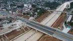 Foto udara suasana Jalan Tol Cinere-Jagorawi (Cijago) seksi 3B di kawasan Limo, Kota Depok, Jawa Barat, Senin (23/10/2023). (Liputan6.com/Herman Zakharia)